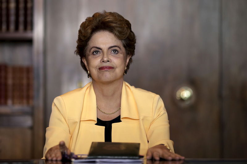 © Reuters. Brazil's President Dilma Rousseff looks on during a meeting with mayors at the Alvorada Palace in Brasilia