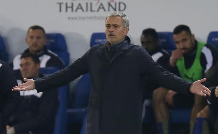 © Reuters. Mourinho gesticula durante jogo do Chelsea com o Leicester City 