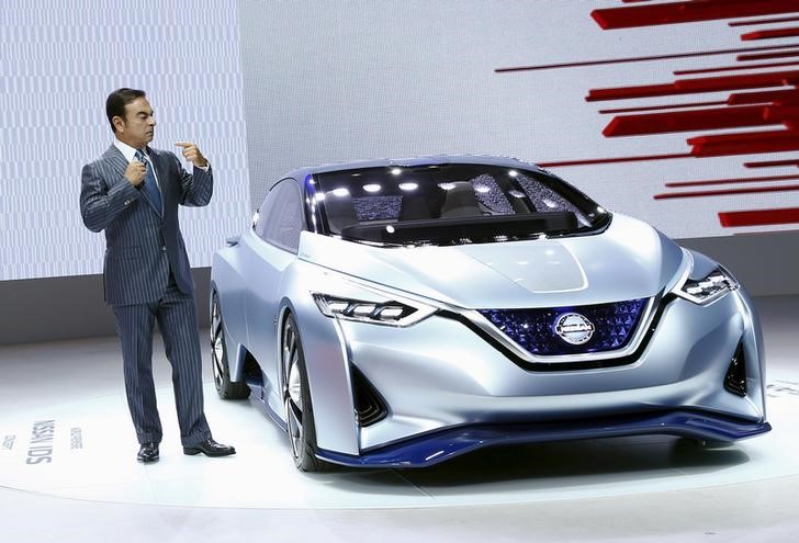 © Reuters. Carlos Ghosn, CEO of the Renault-Nissan Alliance, presents Nissan IDS concept car at the 44th Tokyo Motor Show in Tokyo