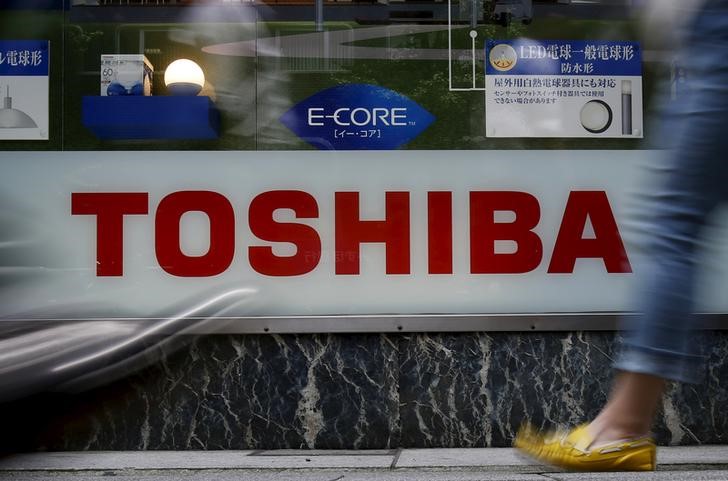 © Reuters. Логотип Toshiba Corp в магазине электроники в Токио 