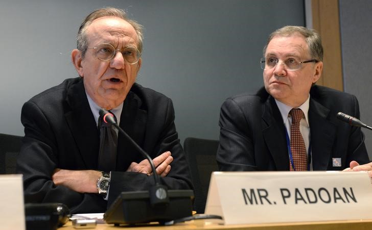 © Reuters. Il ministro del Tesoro, Pier Carlo Padoan, con il governatore di Bankitalia, Ignazio Visco, durante una conferenza stampa a Washington.