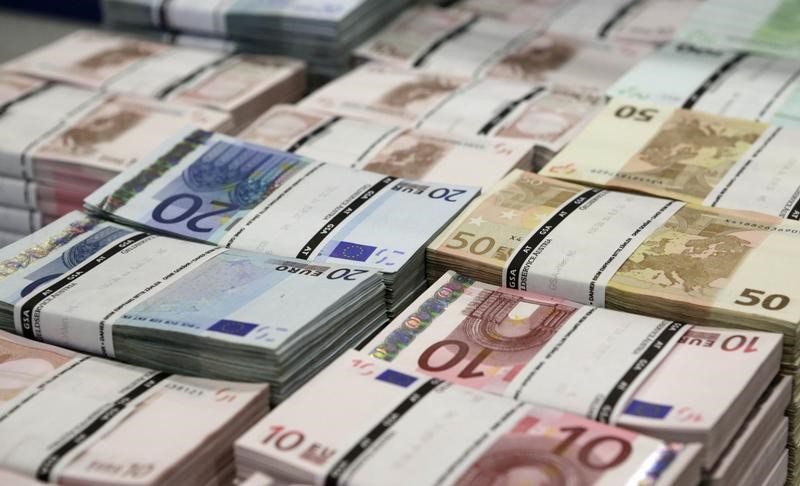 © Reuters. España coloca 2.900 mlns euros en Letras a tipos negativos