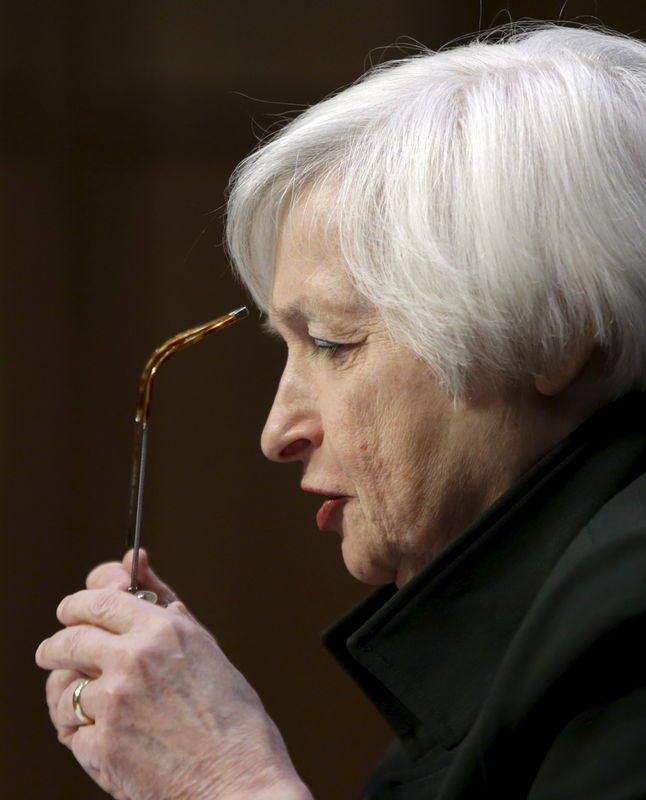 © Reuters. Los nervios pesan en la deuda de la periferia ante cercanía subida tipos EEUU