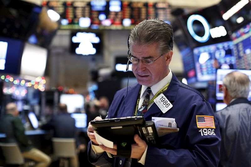 © Reuters. Traders work on the floor of the New York Stock Exchange