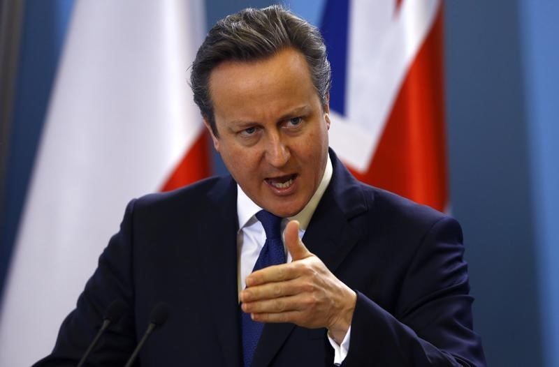 © Reuters. Britain's Prime Minister Cameron speaks during a joint news conference with his Polish counterpart Szydlo in Warsaw