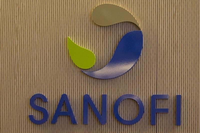 © Reuters. Логотип Sanofi в штаб-квартире компании в Париже 