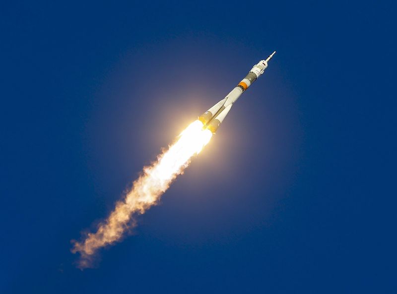 © Reuters. صاروخ سويوز روسي ينطلق بثلاثة رواد فضاء الى المحطة الفضائية الدولية
