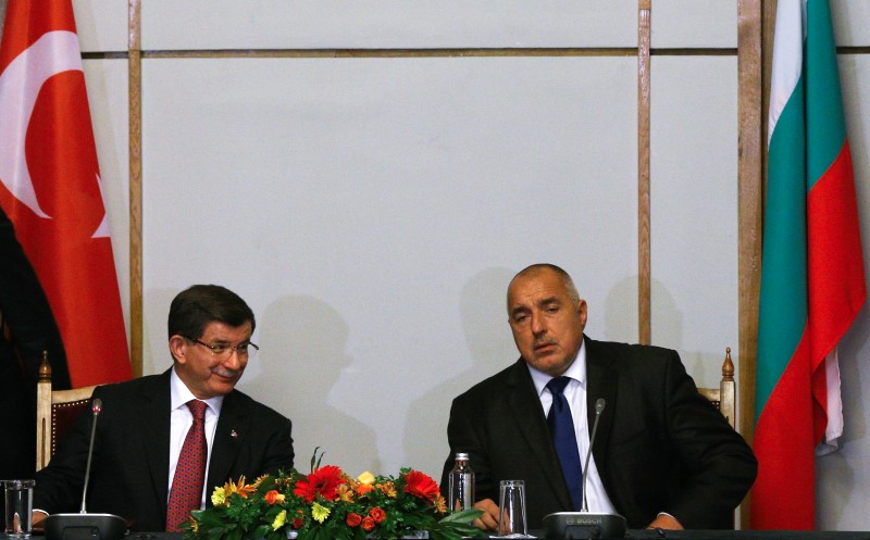 © Reuters. Turkish Prime Minister Davutoglu and his Bulgarian counterpart Borisov attend a news conference in Sofia