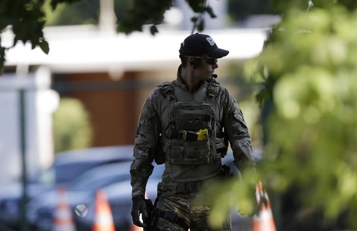 © Reuters. Policial federal em frente à entrada da residência oficial do presidente da Câmara, Eduardo Cunha, em Brasília