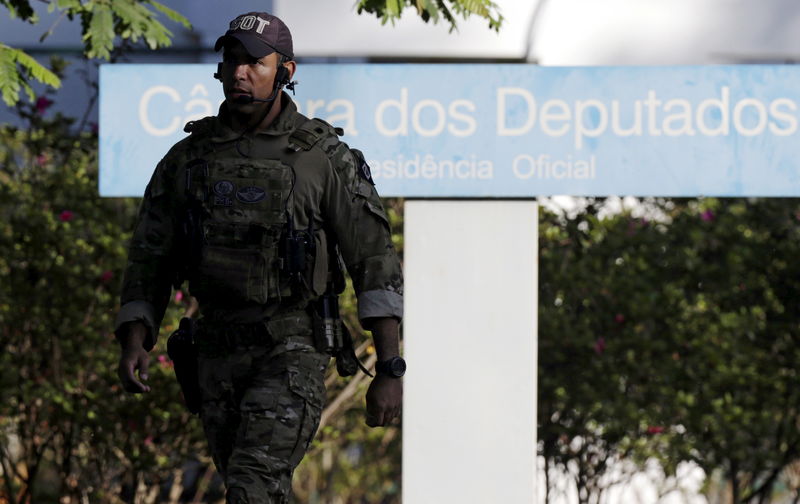 © Reuters. Policial federal em frente à entrada da residência oficial do presidente da Câmara, Eduardo Cunha, em Brasília