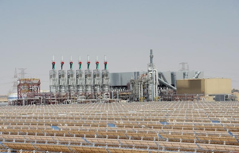 © Reuters. مصادر: هيئة مياه وكهرباء أبوظبي تبني محطة شمسية