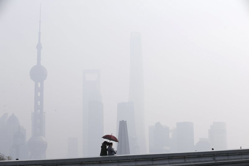 © Reuters. موجة ضبابية كثيفة تلوث جو شنغهاي بالصين