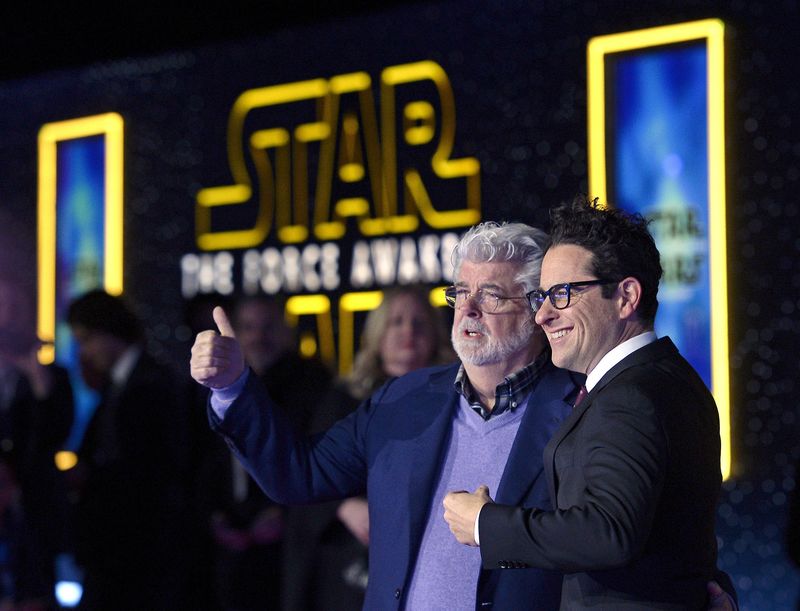 © Reuters. Criador da saga Star Wars, George Lucas (esquerda) e diretor do novo filme, JJ Abrahms, durante estreia de "Star Wars - O Despertar da Força", em Hollywood