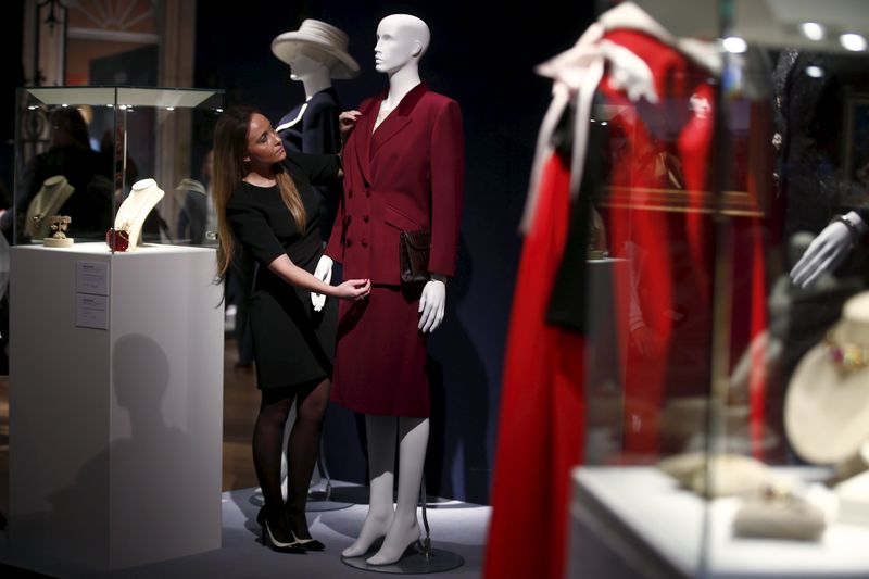 © Reuters. Vestidos y bolsos de trabajo de Margaret Thatcher salen a subasta