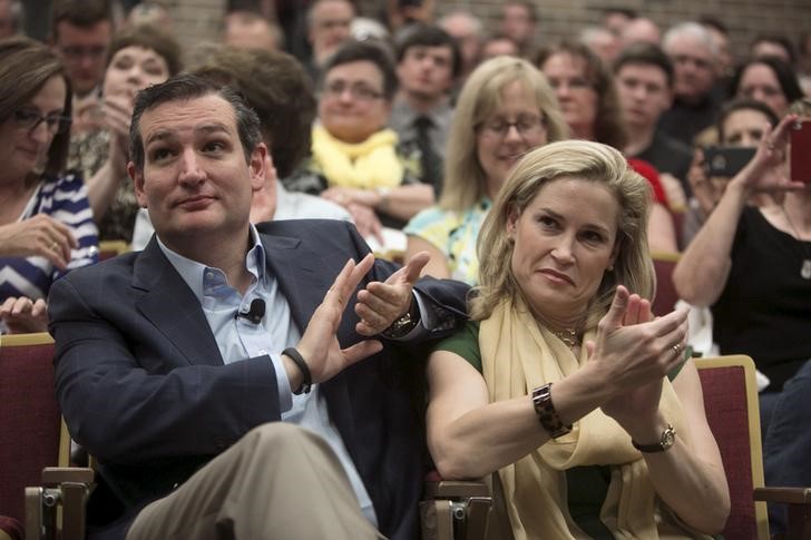 © Reuters. U.S. Senator Cruz and wife Heidi applaud at Morningside College in Sioux City