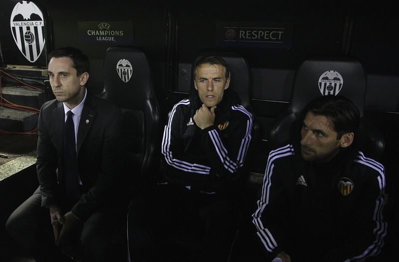 © Reuters. Neville entrega un iPad a cada jugador del Valencia para ayudarles a entrenar