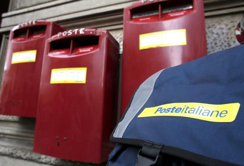 © Reuters. Cassette delle lettere e una borsa per la consegna delle lettere di Poste italiane, recentemente quotata.