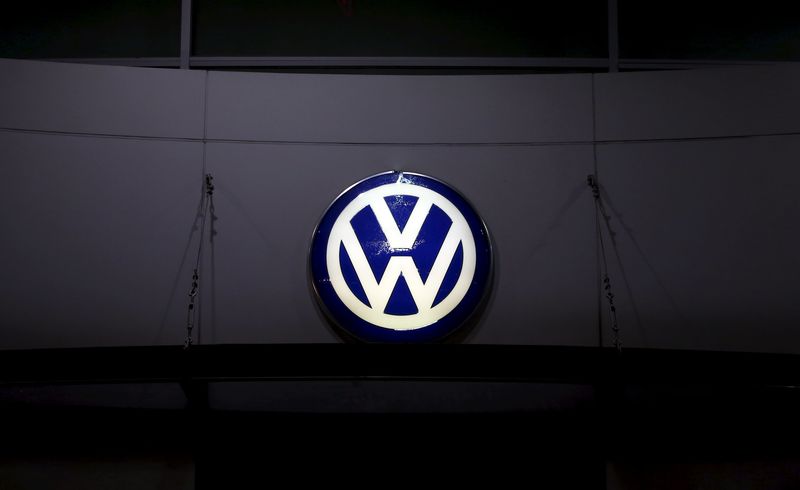 © Reuters. A logo of Volkswagen is illuminated at a dealership in Seoul