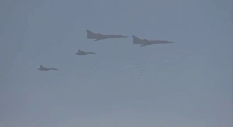 © Reuters. Frame grab taken from a footage released by Russia's Defence Ministry shows Russian long-range bombers dropping bombs as they were escorted by planes at unknown location in Syria