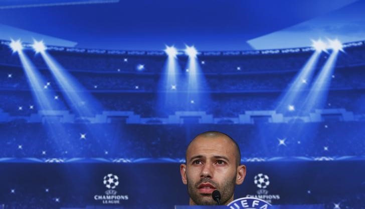 © Reuters. Javier Mascherano, do Barcelona, concede entrevista coletiva no Allianz Arena