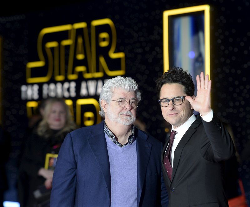 © Reuters. George Lucas e diretor JJ Abrahms na pré-estreia de novo Star Wars