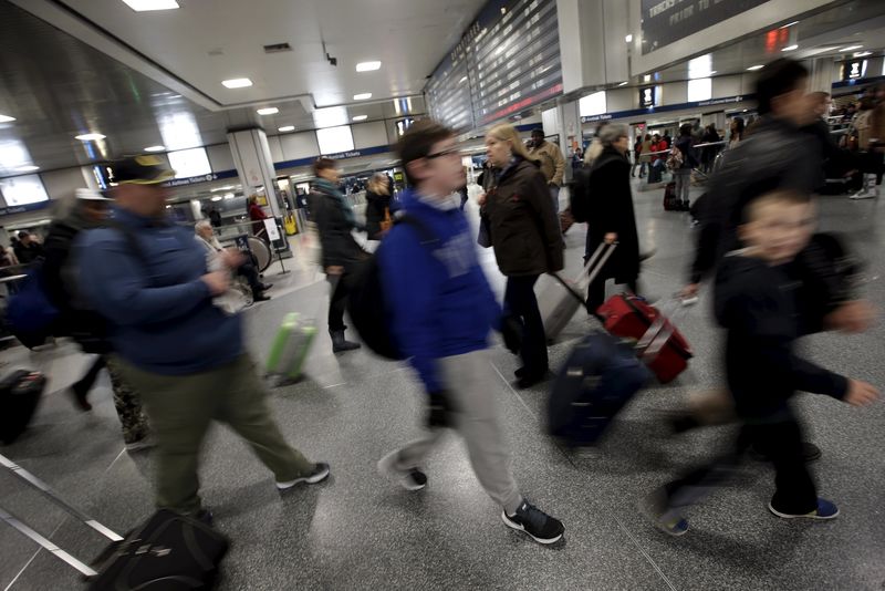 © Reuters. توقعات بتجاوز عدد الأمريكيين المسافرين للعطلات 100 مليون للمرة الأولى
