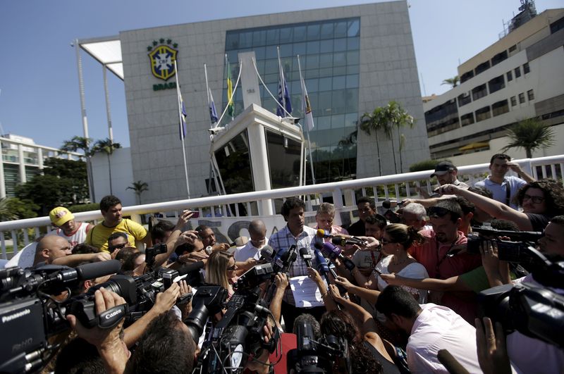 © Reuters. Raí concede entrevista diante da sede da CBF no Rio de Janeiro