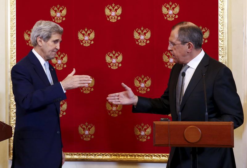 © Reuters. Kerry e Lavrov durante entrevista coletiva