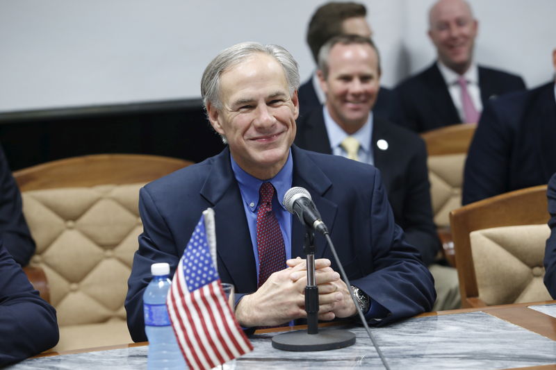 © Reuters. Texas governor Greg Abbott reacts during a meeting with Cuban Minister of Foreign Trade and Foreign Investment, Rodrigo Malmierca in Havana