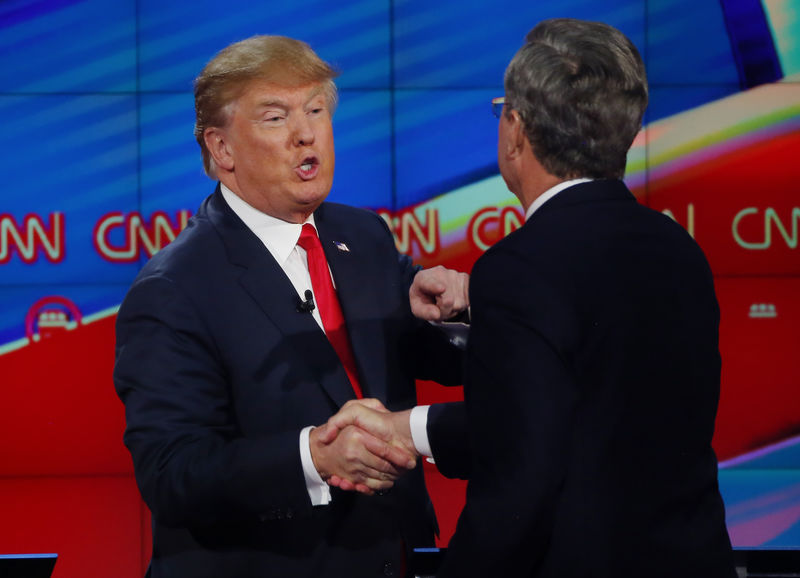 © Reuters. Republican U.S. presidential candidate businessman Trump points at former Governor Bush as they shake hands at the end of the Republican presidential debate in Las Vegas