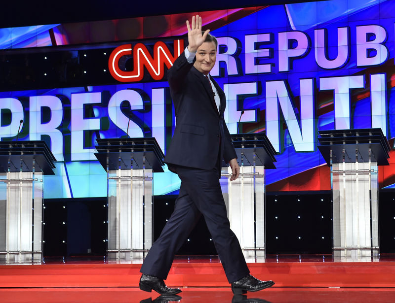 © Reuters. Republican U.S. presidential candidate Senator Ted Cruz arrives onstage before the start of the Republican presidential debate in Las Vegas