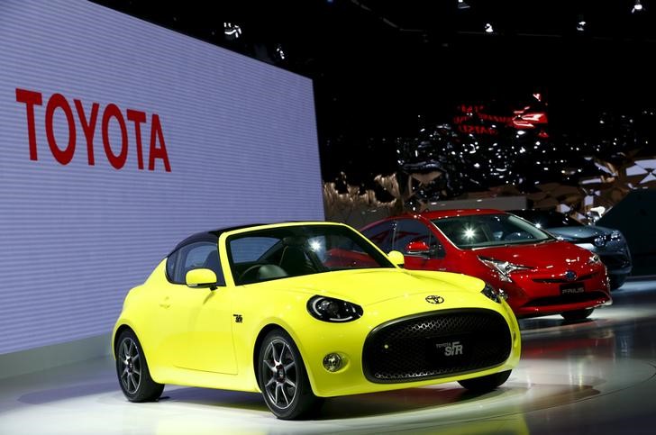 © Reuters. Toyota Motor Corp's S-FR concept car and its new Prius hybrid car are on display at the 44th Tokyo Motor Show in Tokyo