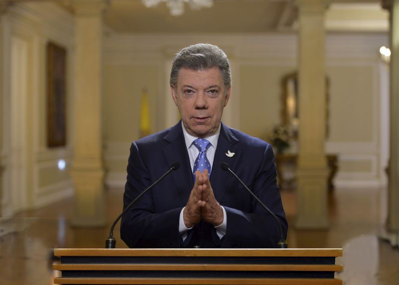 © Reuters. Gobierno colombiano y FARC firman acuerdo sobre víctimas en paso clave para la paz