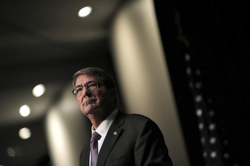 © Reuters. U.S. Defense Secretary Ash Carter pauses as he delivers remarks at AUSA 2015 Annual Meeting and Exposition in Washington 