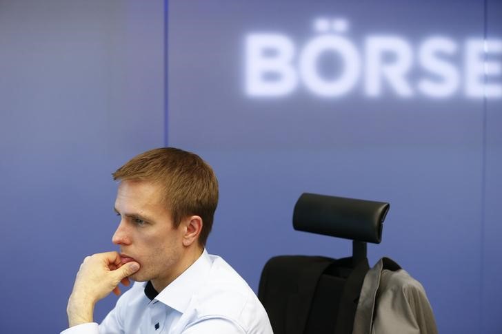 © Reuters. Las bolsas europeas suben a la espera de la Fed