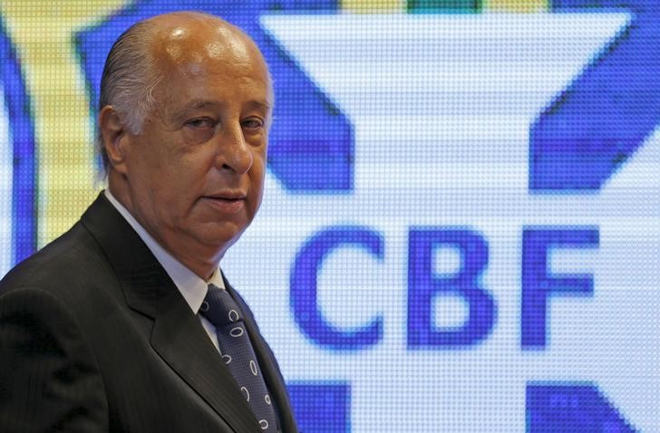© Reuters. مشاهير الرياضة والفن في البرازيل يطالبون باستقالة رئيس اتحاد كرة القدم