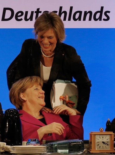 © Reuters. Una posible sucesora de Merkel brilla en un encuentro de su partido