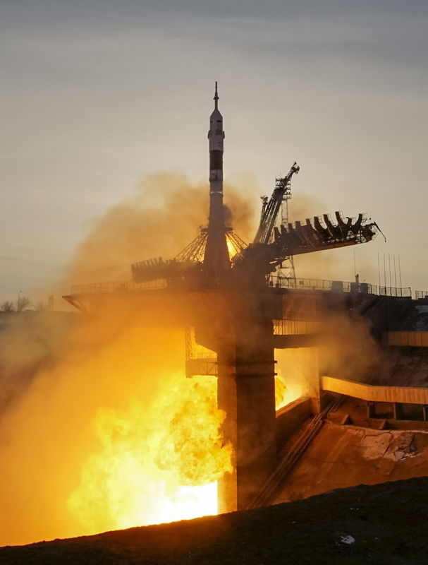 © Reuters. هبوط صاروخ سويوز روسي بثلاثة رواد فضاء على المحطة الفضائية الدولية