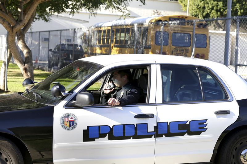 © Reuters. Policial em frente escola em Los Angeles