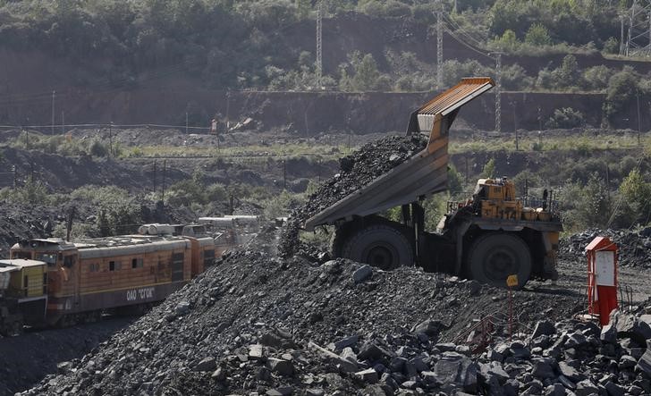 © Reuters. Caminhão despejando minério de ferro na região de Belgorod, Rússia