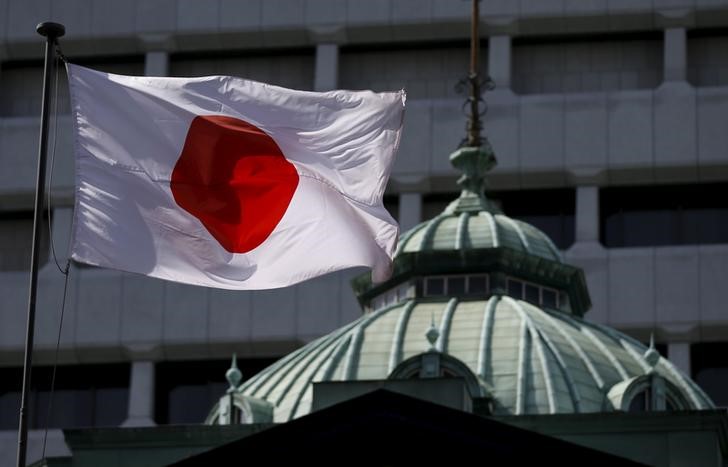© Reuters. Bandeira nacional japonesa vista na sede do banco central japonês, em Tóquio