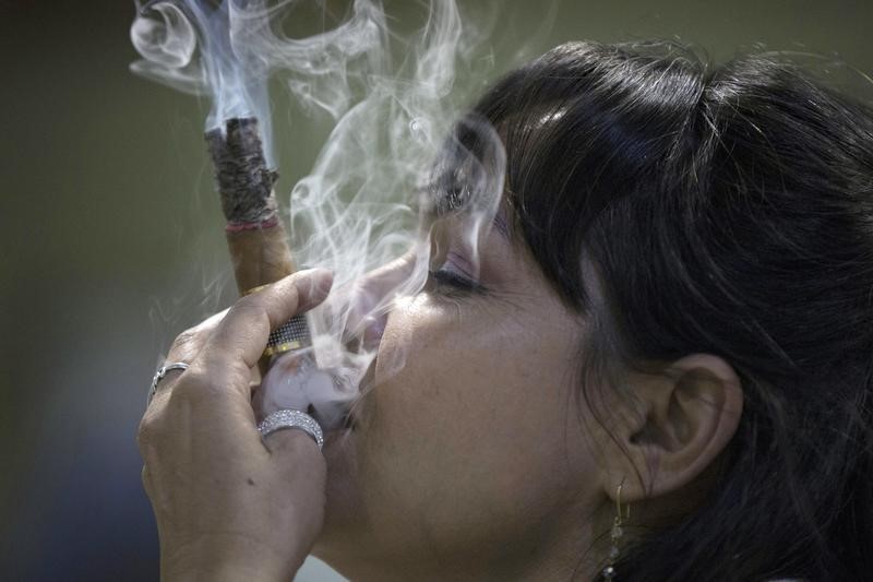 © Reuters. دراسة: ارتباط التدخين والتدخين السلبي بالعقم وانقطاع الطمث المبكر