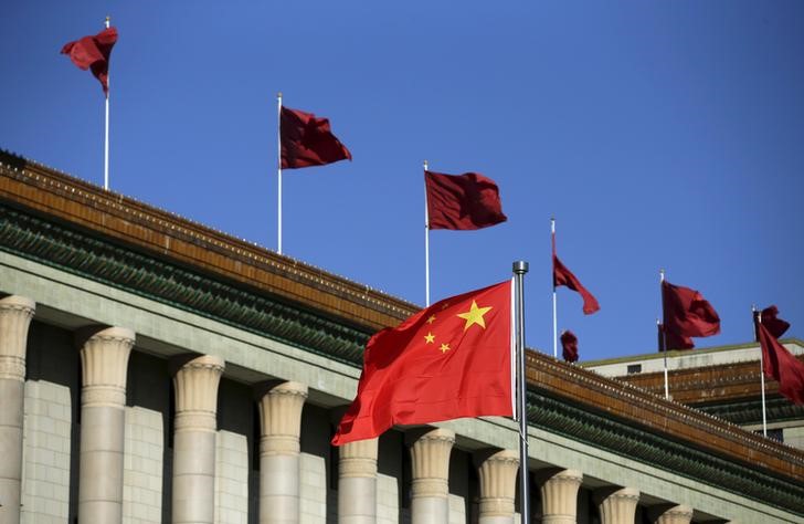 © Reuters. Bandeira nacional chinesa vista em Pequim