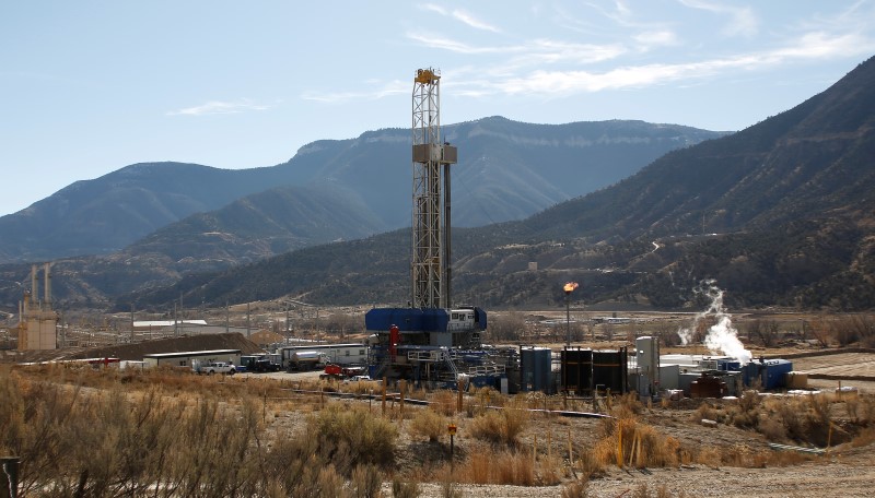 © Reuters. A WPX Energy natural gas drilling rig north of Parachute, Colorado