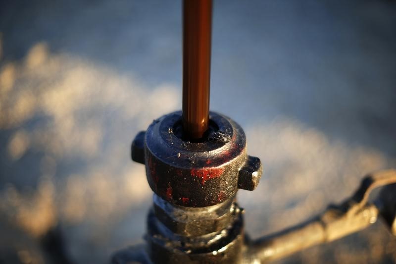 © Reuters. An oil pump is seen near Bakersfield