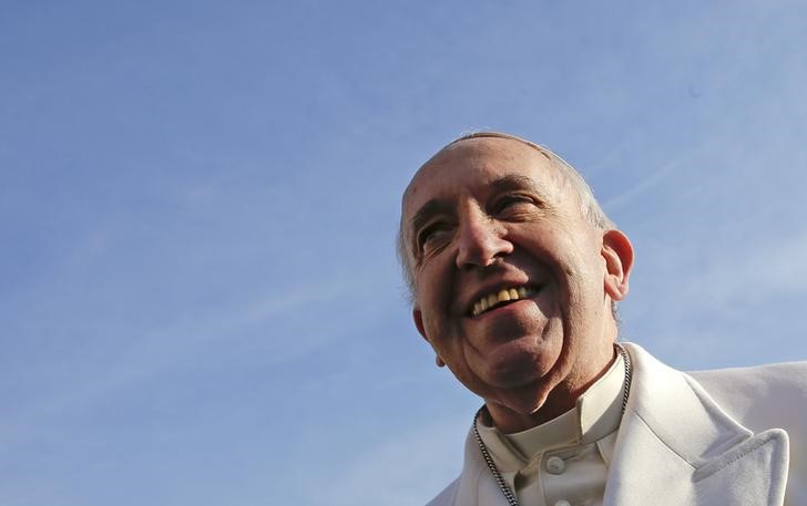 © Reuters. Papa Francisco na chegada para audiência semanal na praça de São Pedro, no Vaticano