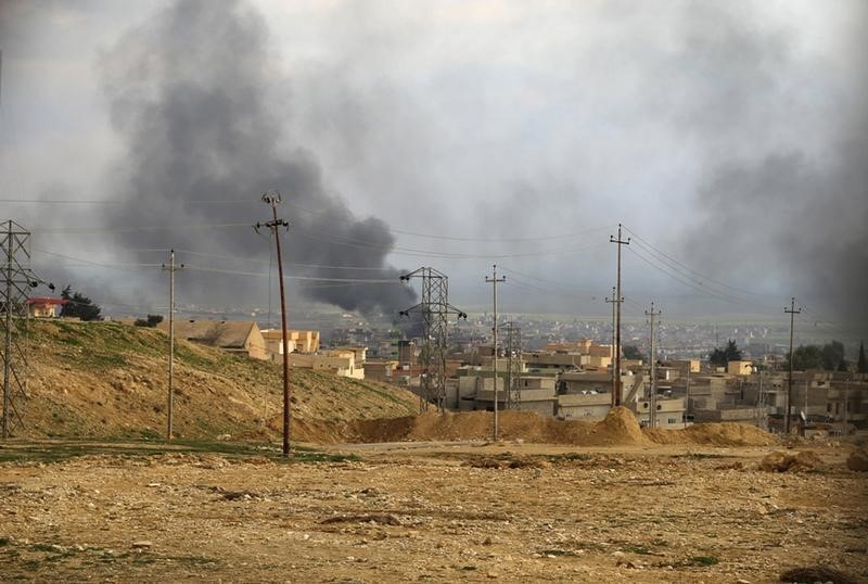 © Reuters. التحالف الأمريكي يشن 11 ضربة جوية في العراق وست ضربات في سوريا