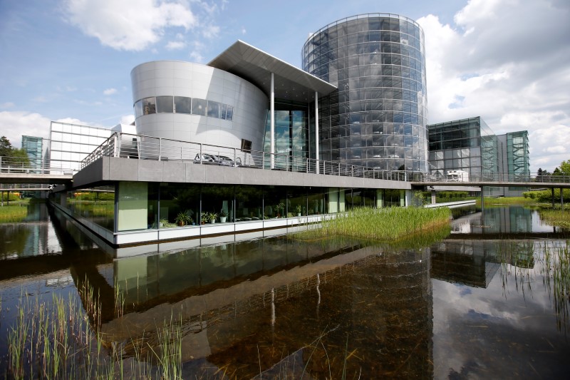 © Reuters. A general view shows the Glaeserne Manufaktur factory in Dresden