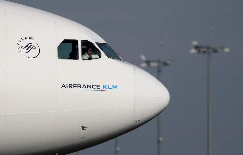 © Reuters. An Air France pilot looks on as he taxis his Boeing 777 aircraft after landing at the Charles de Gaulle International Airport in Roissy, near Paris