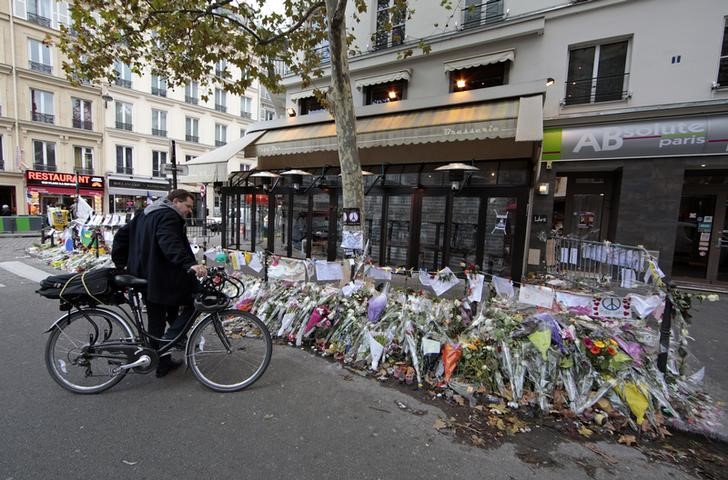 © Reuters. Homem prestando homenagem às vítimas de ataques em Paris